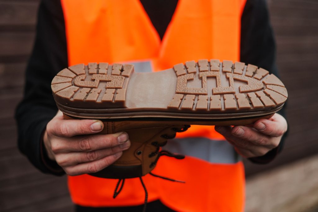 Jak dobrać buty robocze do rodzaju podłoża?