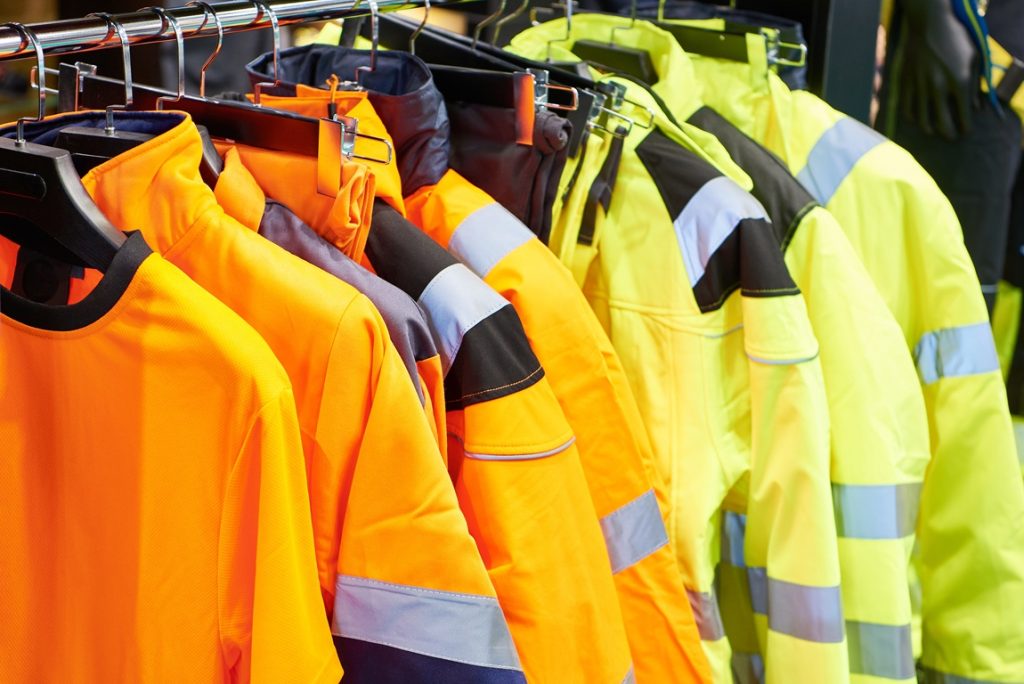 Odzież robocza na lato co wybrać, aby pracować komfortowo w upały?