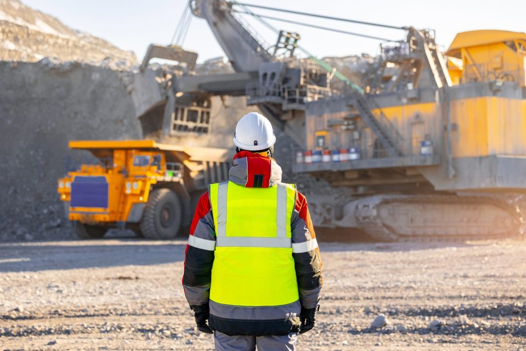 Jakie czapki robocze wybrać na zimę, a jakie na lato?