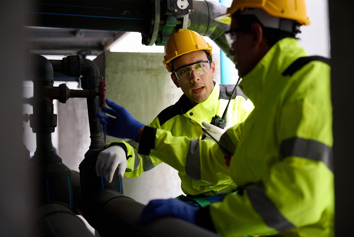 Jakie kurtki robocze wybrać do pracy w deszczu i wietrze?